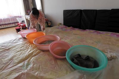 蒲县楼上漏水，住户失联，小区没物管，业主维权难！律师来支招……